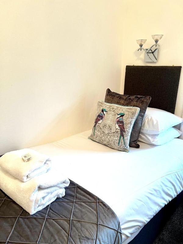 Superior Twin Room image 3