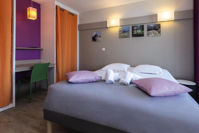 One-Bedroom Apartment image 3