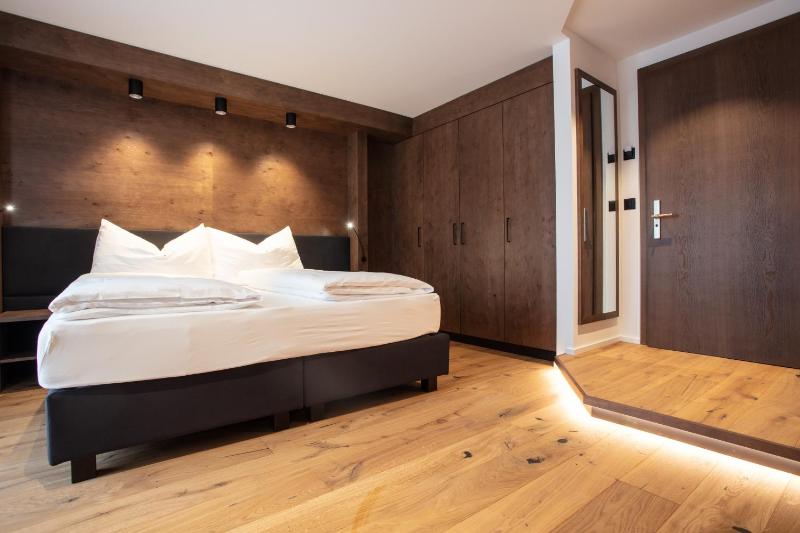 Deluxe Double Room with Balcony image 4
