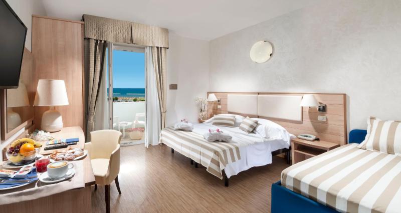 Triple Room with Sea View image 1
