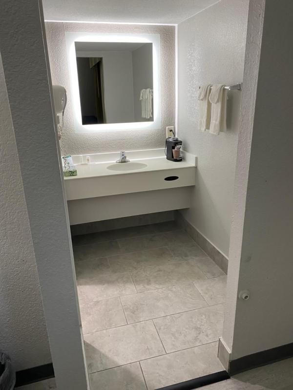Deluxe King Room - Non-Smoking image 2