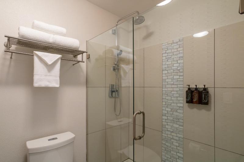 Oxford Suites Portland - Jantzen Beach - image 50