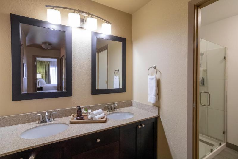 Oxford Suites Portland - Jantzen Beach - image 8