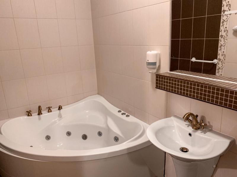 Double or Twin Room with Spa Bath image 1