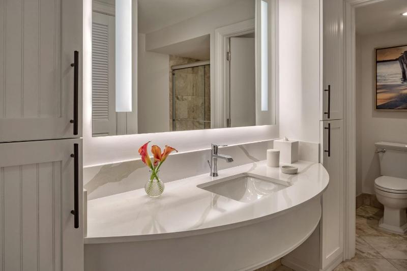 Queen Suite with Pool View image 2