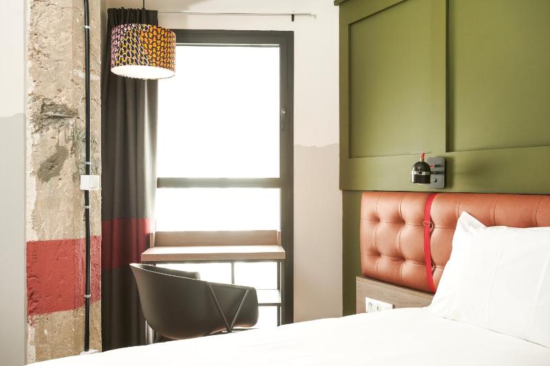 Deluxe Twin Room image 3