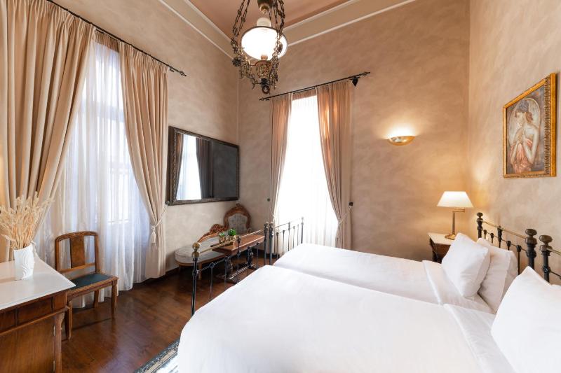 Superior Twin Room image 1