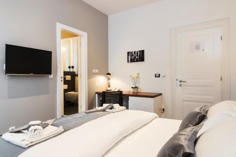 Queen Room with Balcony image 1