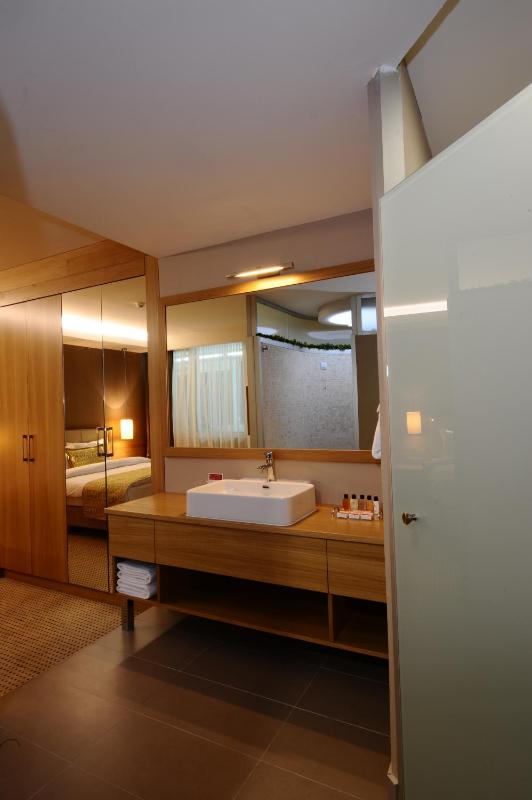 Queen Suite image 3