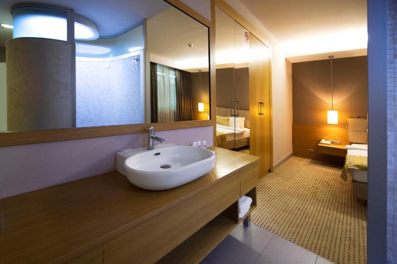 Queen Suite image 4