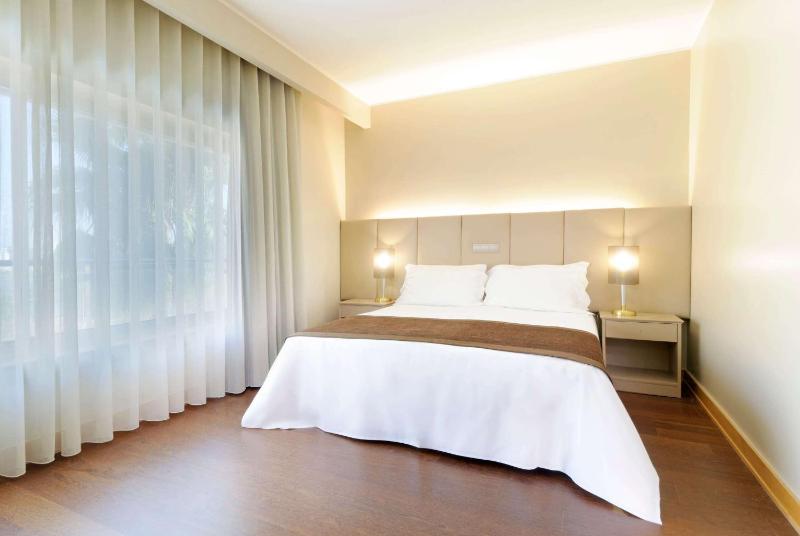 Premium Double Room with Pool View - Non-Smoking image 4