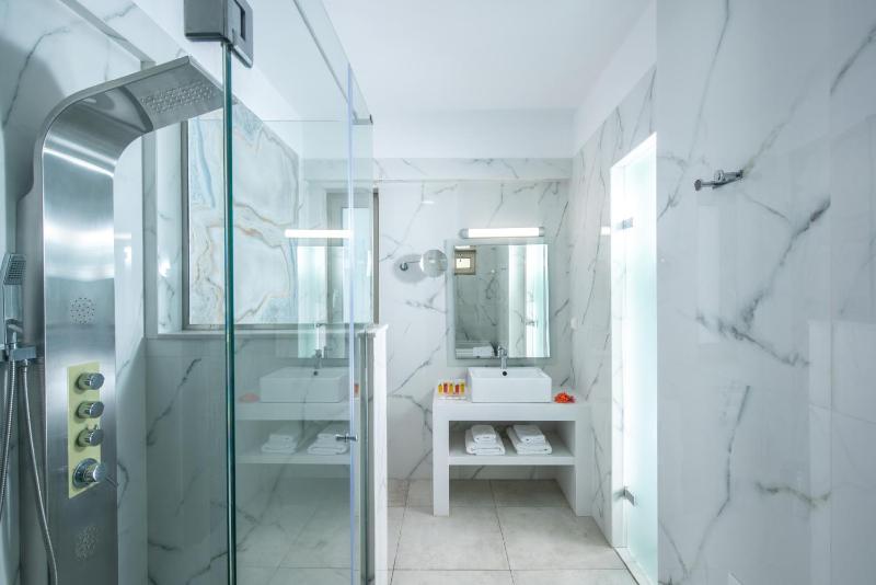 Deluxe Double or Twin Room with Sea View image 2
