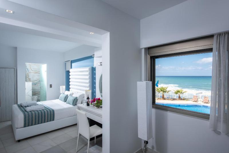 Deluxe Double or Twin Room with Sea View image 3