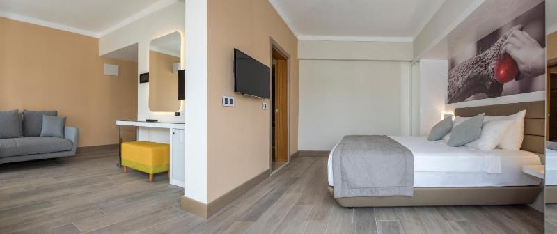 Family Room image 3