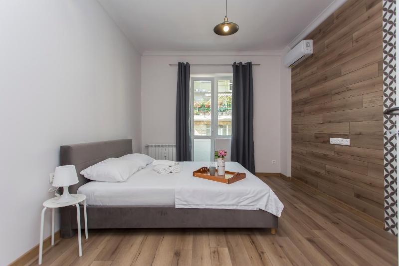 Sunny and Modern 1BDR Apartment in the Center - image 3