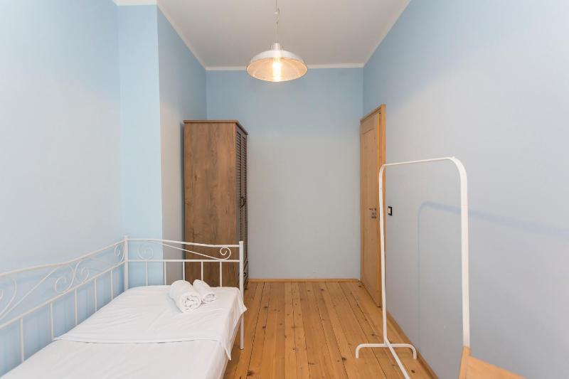 Colorful 2BDR Apartment in the City Center - image 6