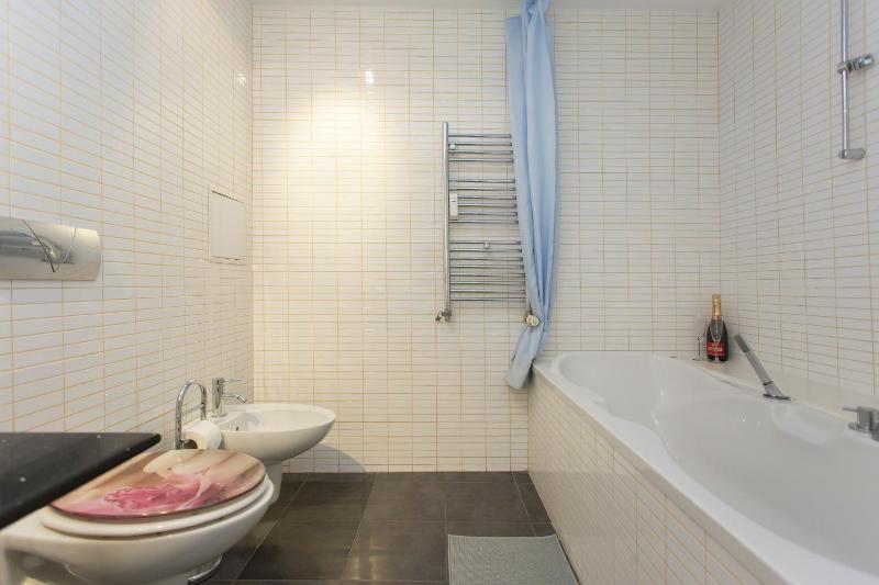 Modern Apartment in the City Center - image 12