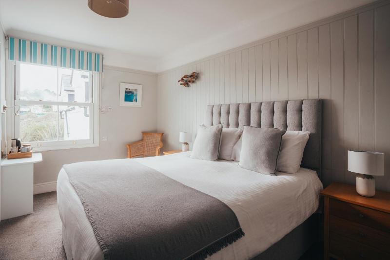 Standard Twin Room image 1