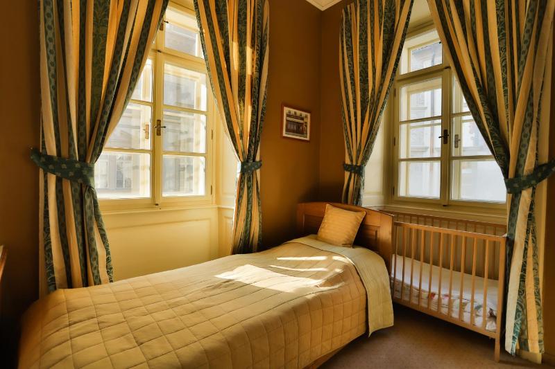 Deluxe Queen Room image 2