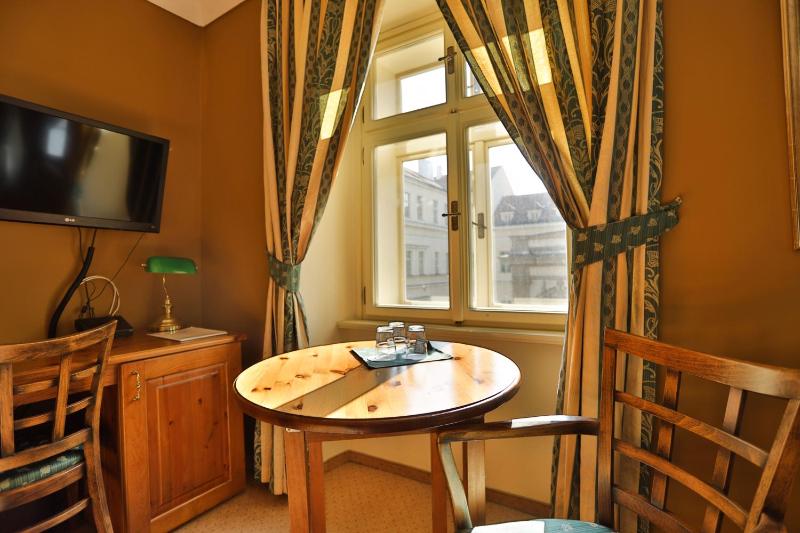 Deluxe Queen Room image 3