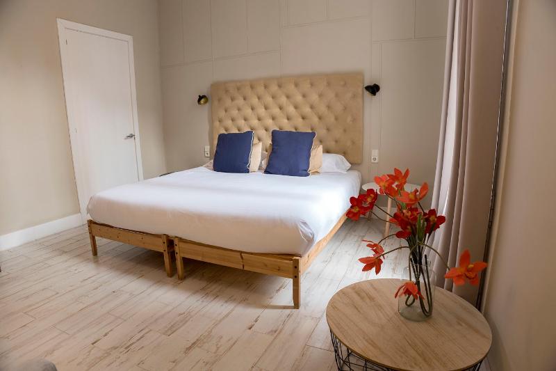 Superior King Room with Private Bathroom image 4