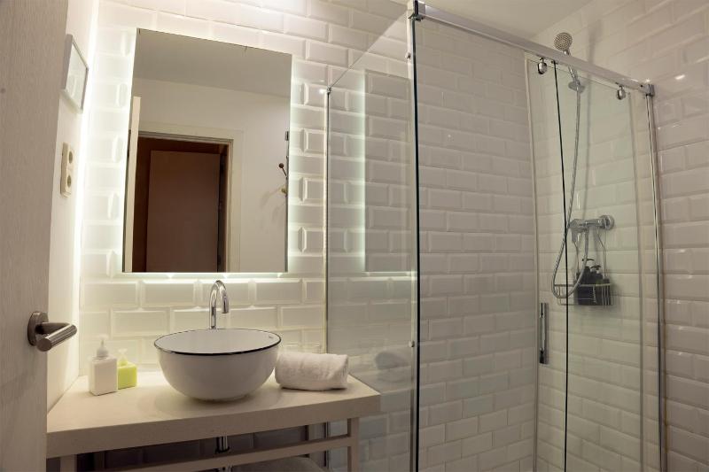 Economy Double Room with Private Bathroom image 4