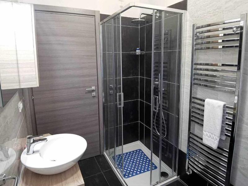 Twin Room with Private Bathroom image 3