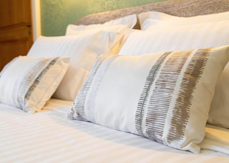 Deluxe Queen Room image 3