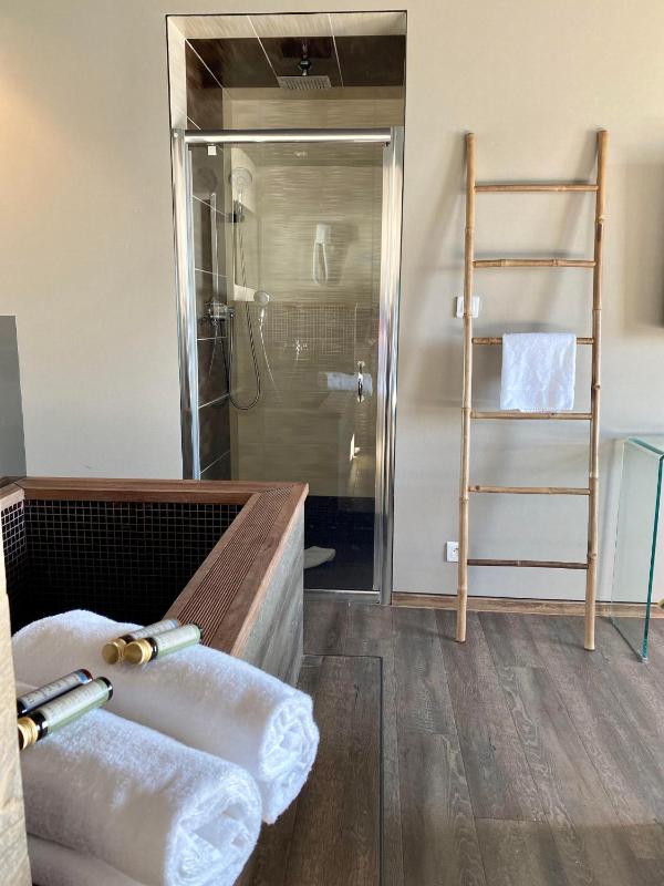 Superior Double Room with Sea View image 4