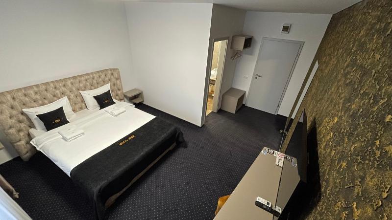 Double Room with Private Bathroom image 3
