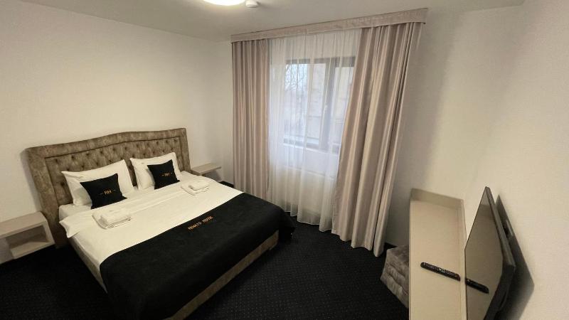 Deluxe Family Suite image 2