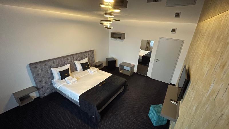 Superior King Room image 4