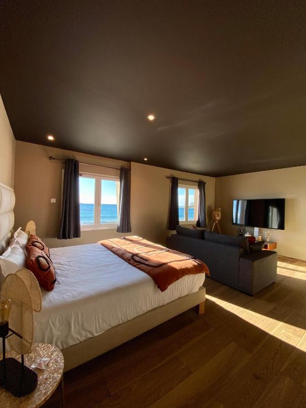 Suite with Sea View image 3