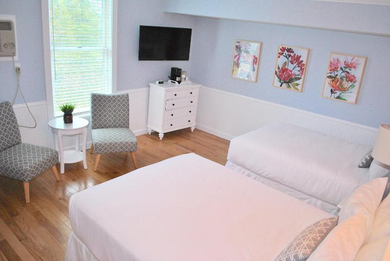 Traditional Room Two Beds image 4