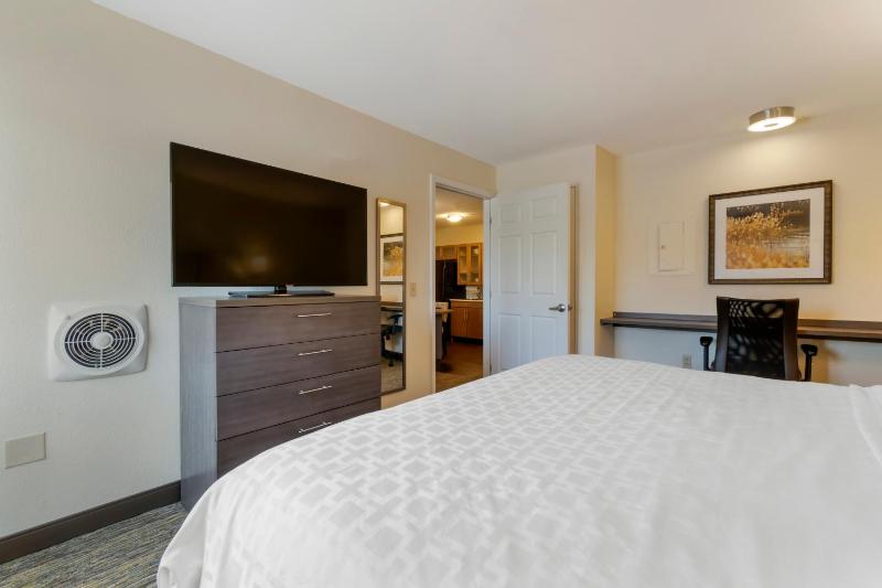 One-Bedroom King Suite with Sofa Bed image 3