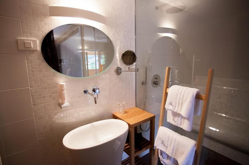 Superior Double Room with Balcony image 3