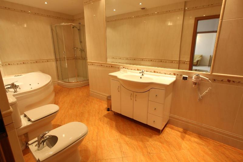 Deluxe Suite with Spa Bath image 2