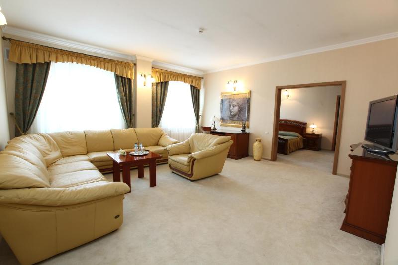 Deluxe Suite with Spa Bath image 1