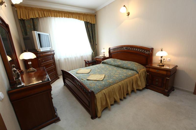 Deluxe Suite with Spa Bath image 4