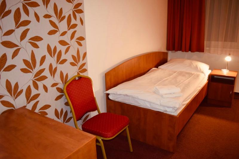 Standard Twin Room image 4