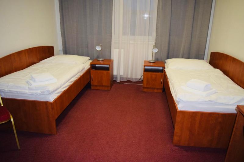Standard Twin Room image 3