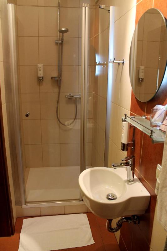 Standard Twin Room image 3