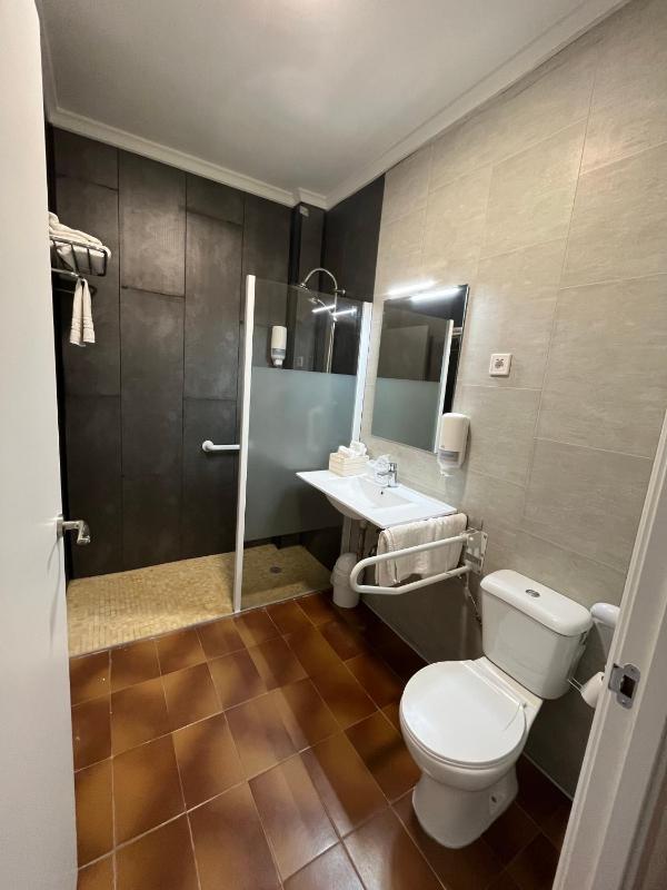 Standard Double Room image 3