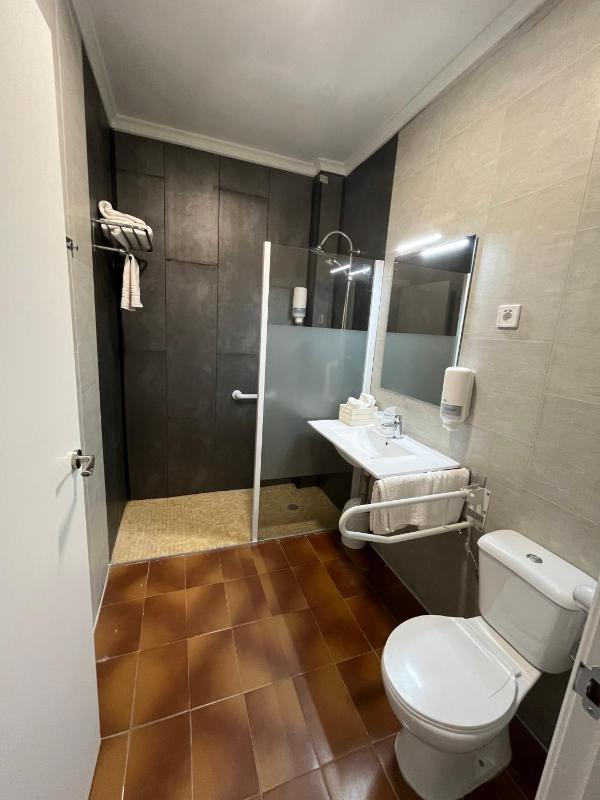 Standard Double Room image 4