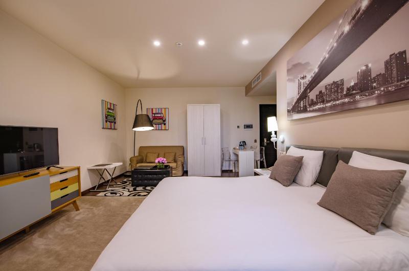 Deluxe King Room image 4