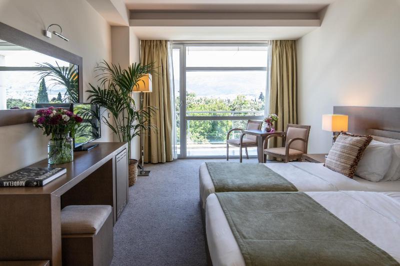 Deluxe Double or Twin Room with Balcony image 3