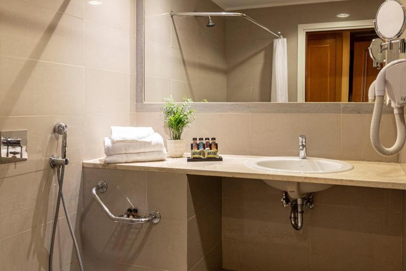 2 Classic Rooms with Interconnecting Door image 3
