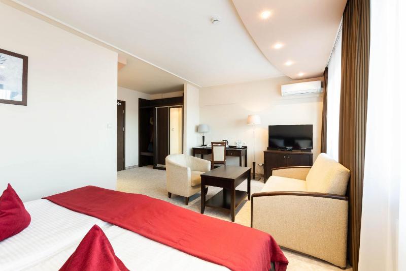Superior Twin Room image 3