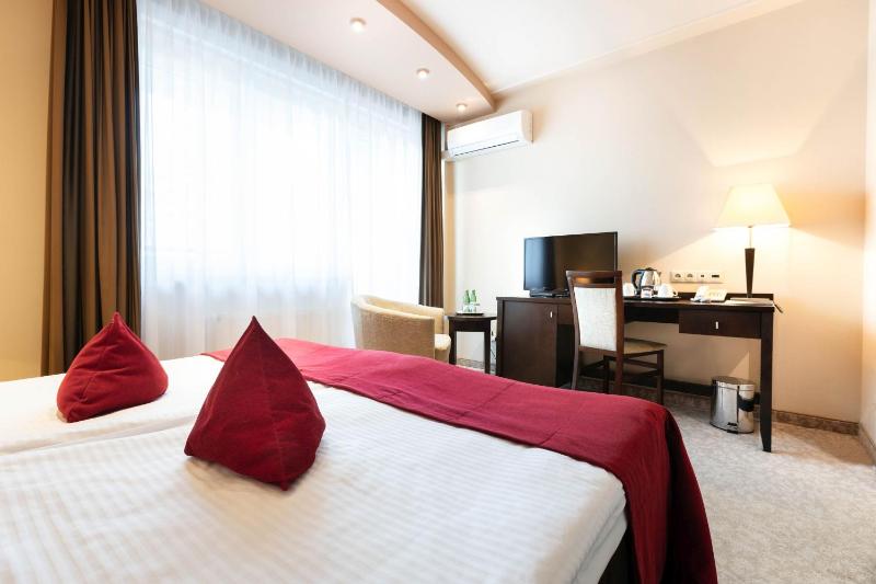 Standard Double Room image 3