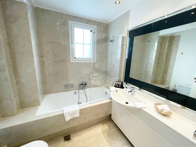 Deluxe Suite image 1